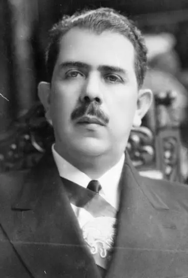 Lázaro Cárdenas — batalla de aura de México