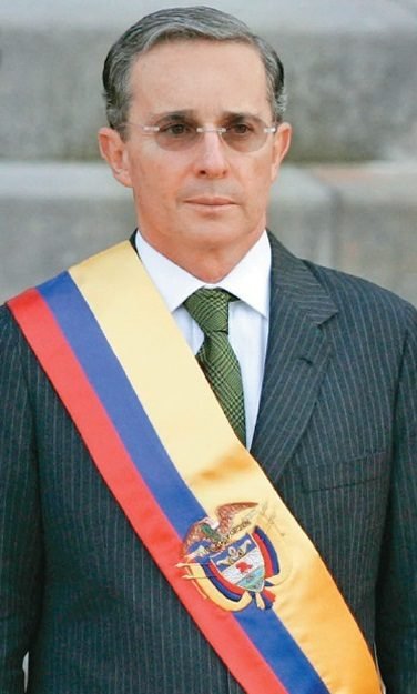 Álvaro Uribe — batalla de aura de Colombia